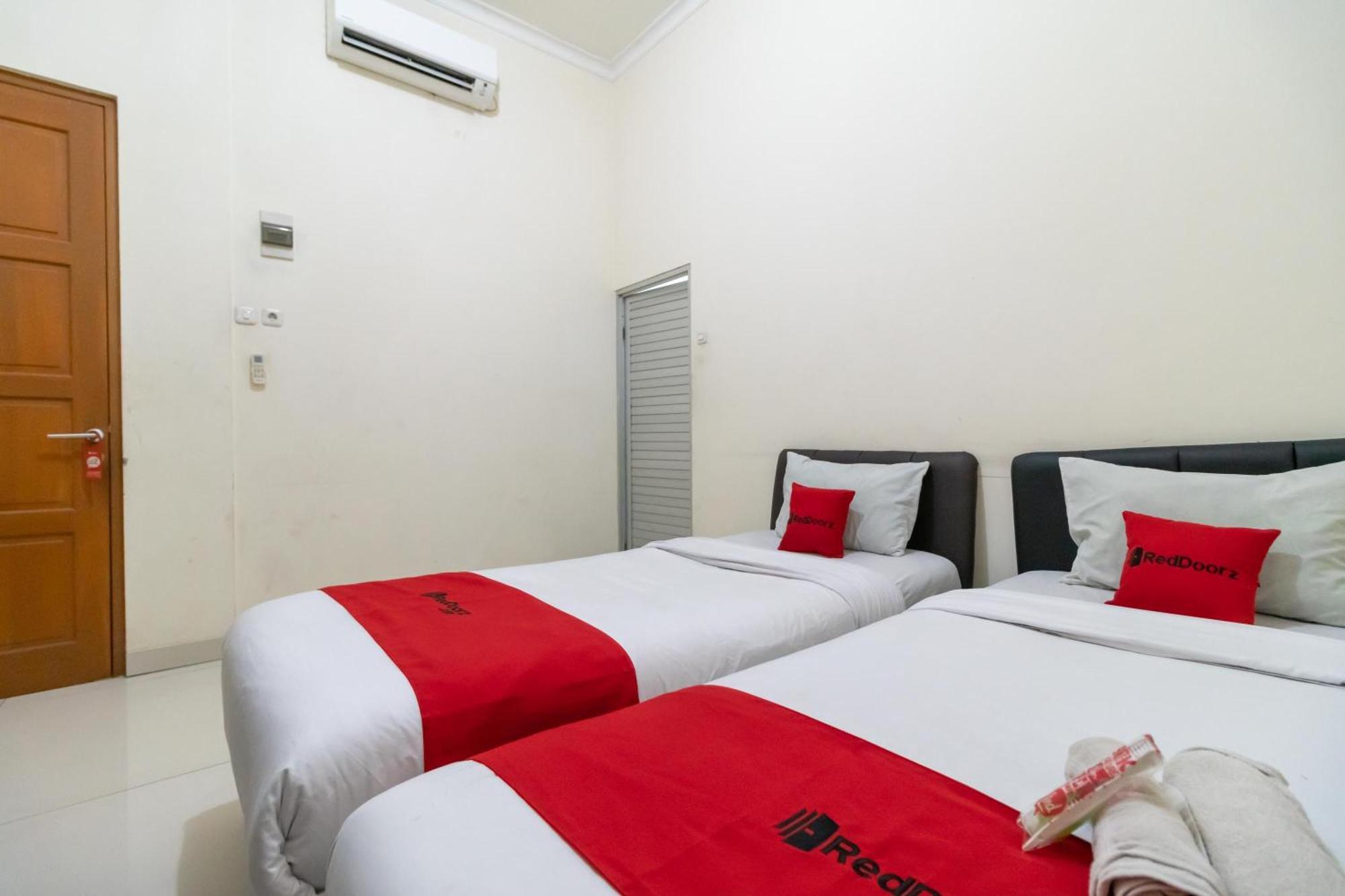 Reddoorz Near Universitas Esa Unggul Bekasi Harapan Indah Kültér fotó