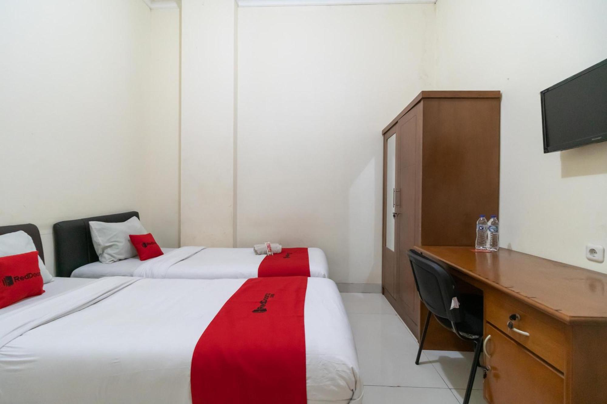 Reddoorz Near Universitas Esa Unggul Bekasi Harapan Indah Kültér fotó