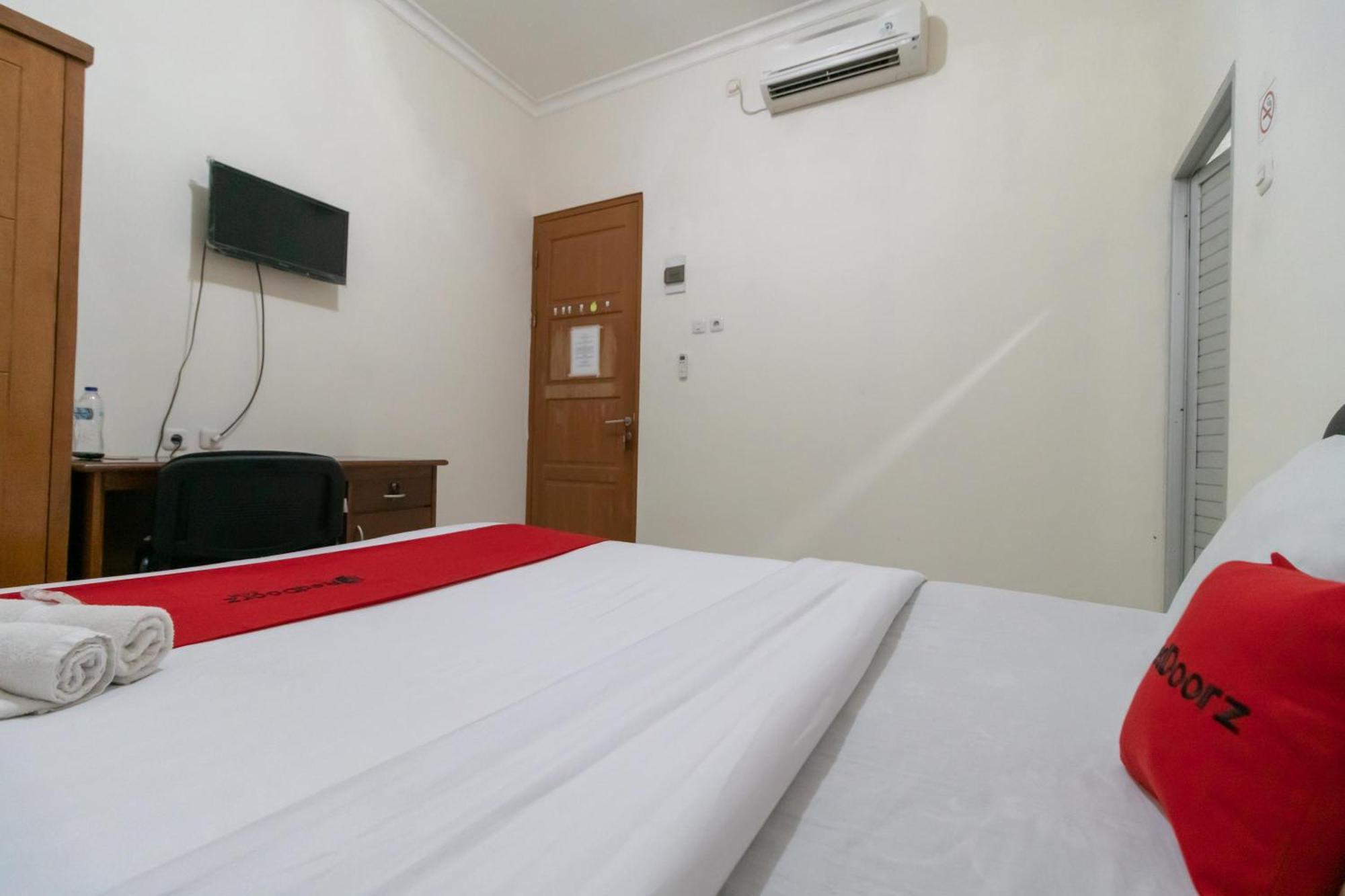 Reddoorz Near Universitas Esa Unggul Bekasi Harapan Indah Kültér fotó