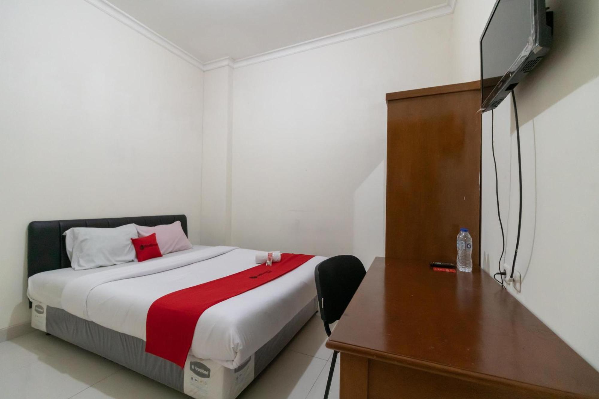 Reddoorz Near Universitas Esa Unggul Bekasi Harapan Indah Kültér fotó