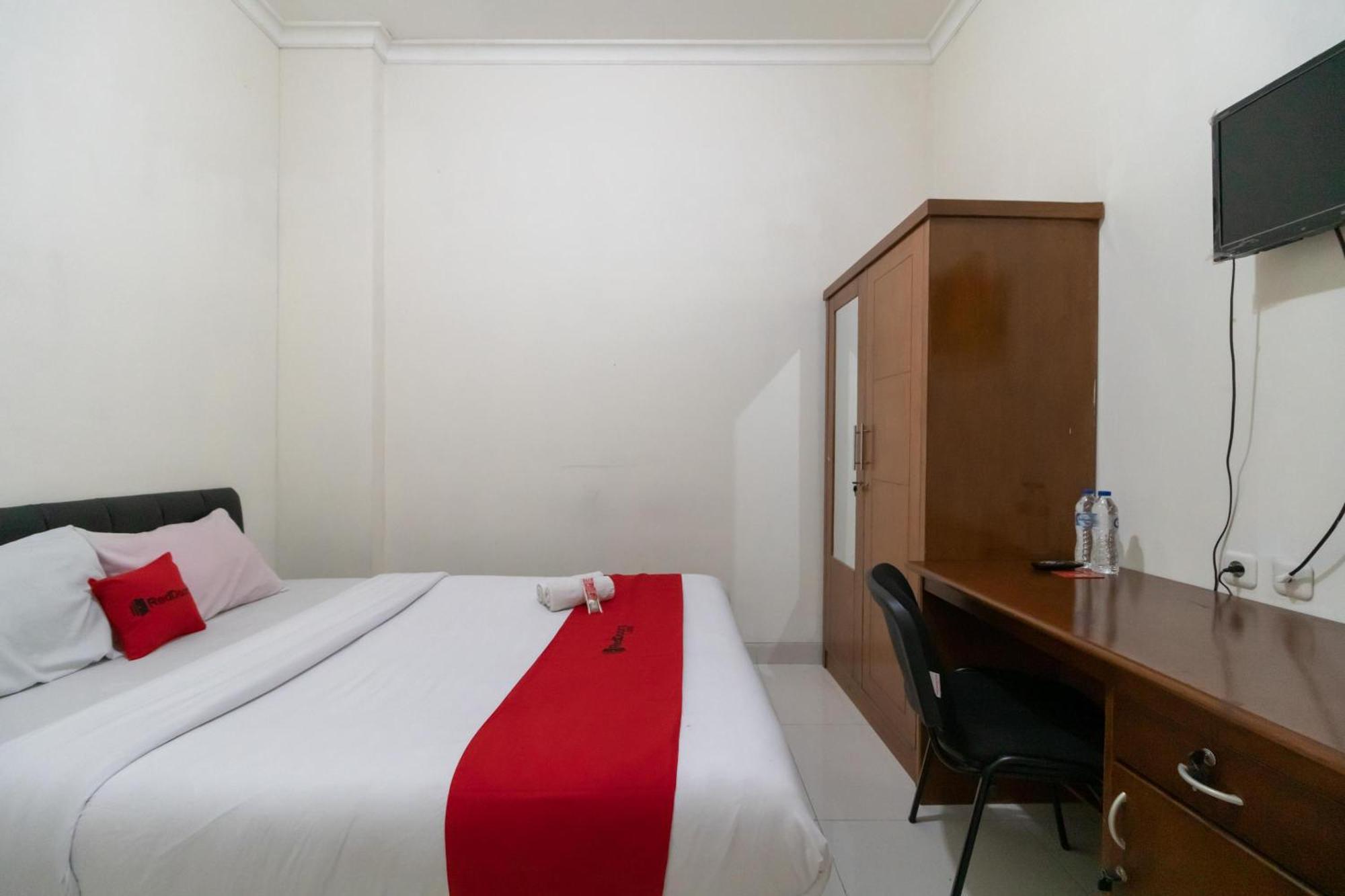 Reddoorz Near Universitas Esa Unggul Bekasi Harapan Indah Kültér fotó