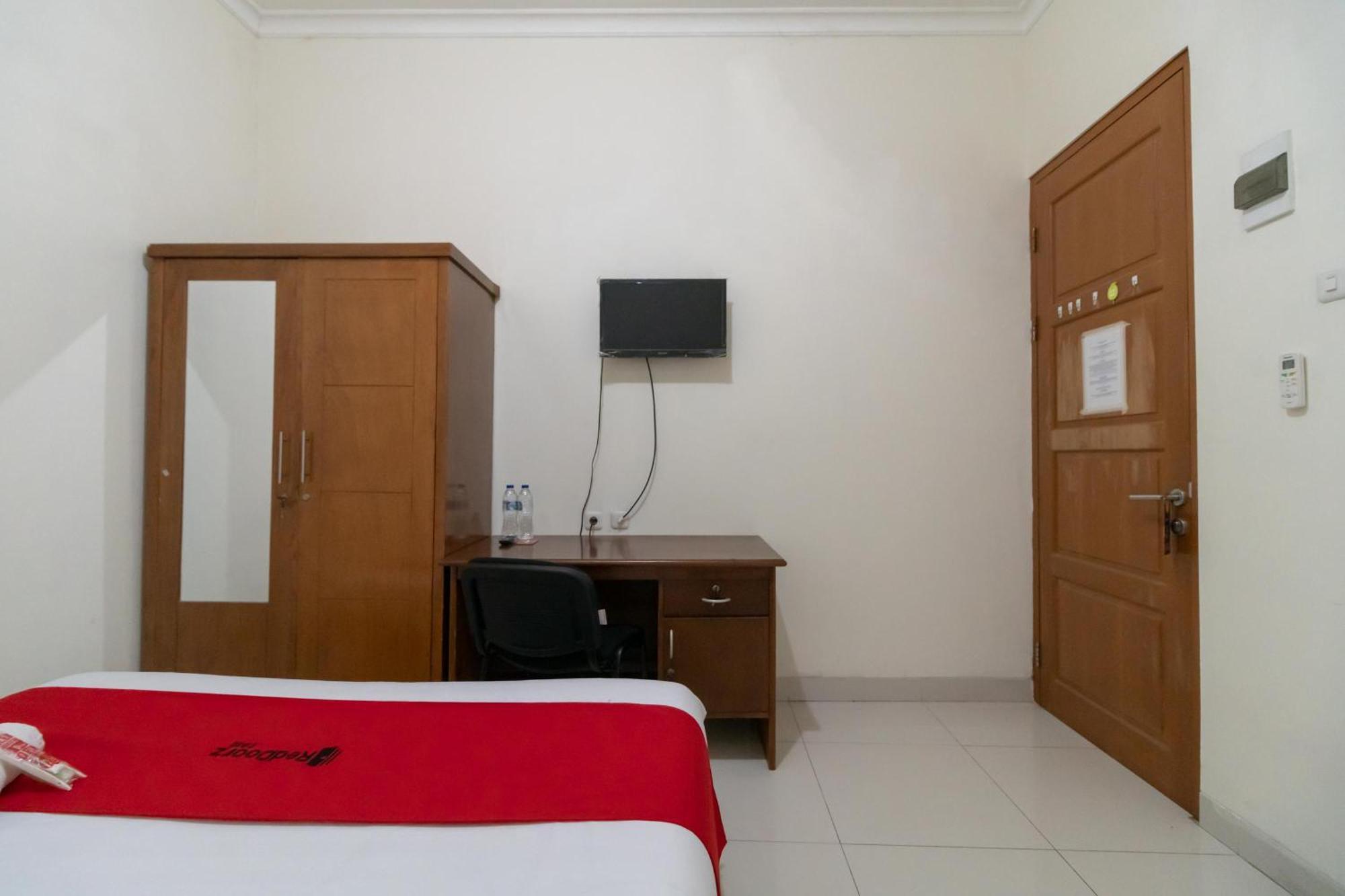 Reddoorz Near Universitas Esa Unggul Bekasi Harapan Indah Kültér fotó